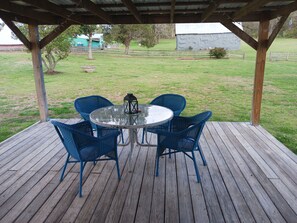 Outdoor dining - Charleston Manor -Large farmhouse sleeps 8 and pet friendly. (Charleston)