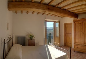 5 bedrooms, travel crib, WiFi, bed sheets