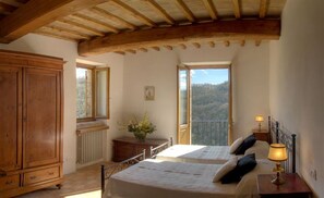 5 bedrooms, travel cot, WiFi, bed sheets - A Great Villa and a Cozy Cottage sleeps 10 with 6 bathroom and 2 pools! Amazing! (Baschi)