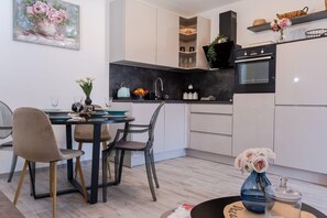 Dining - Nikolina - stylish apt few minutes walk from Trogir Old Town (Trogir)