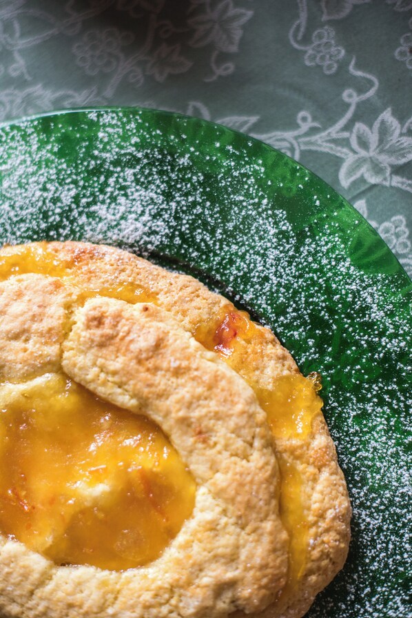 A dessert on a green plate with a textured pattern. - Smallville (Sovicille)