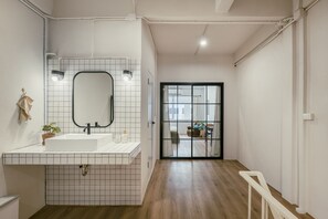 Douche, sèche-cheveux, serviettes fournies, savon