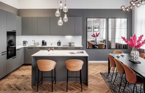 Luxe appartement | Privékeuken | Een koelkast, een microgolfoven, een oven, een kookplaat