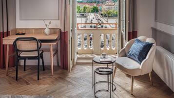 Luxury Apartment | Desk, soundproofing, free WiFi, bed sheets