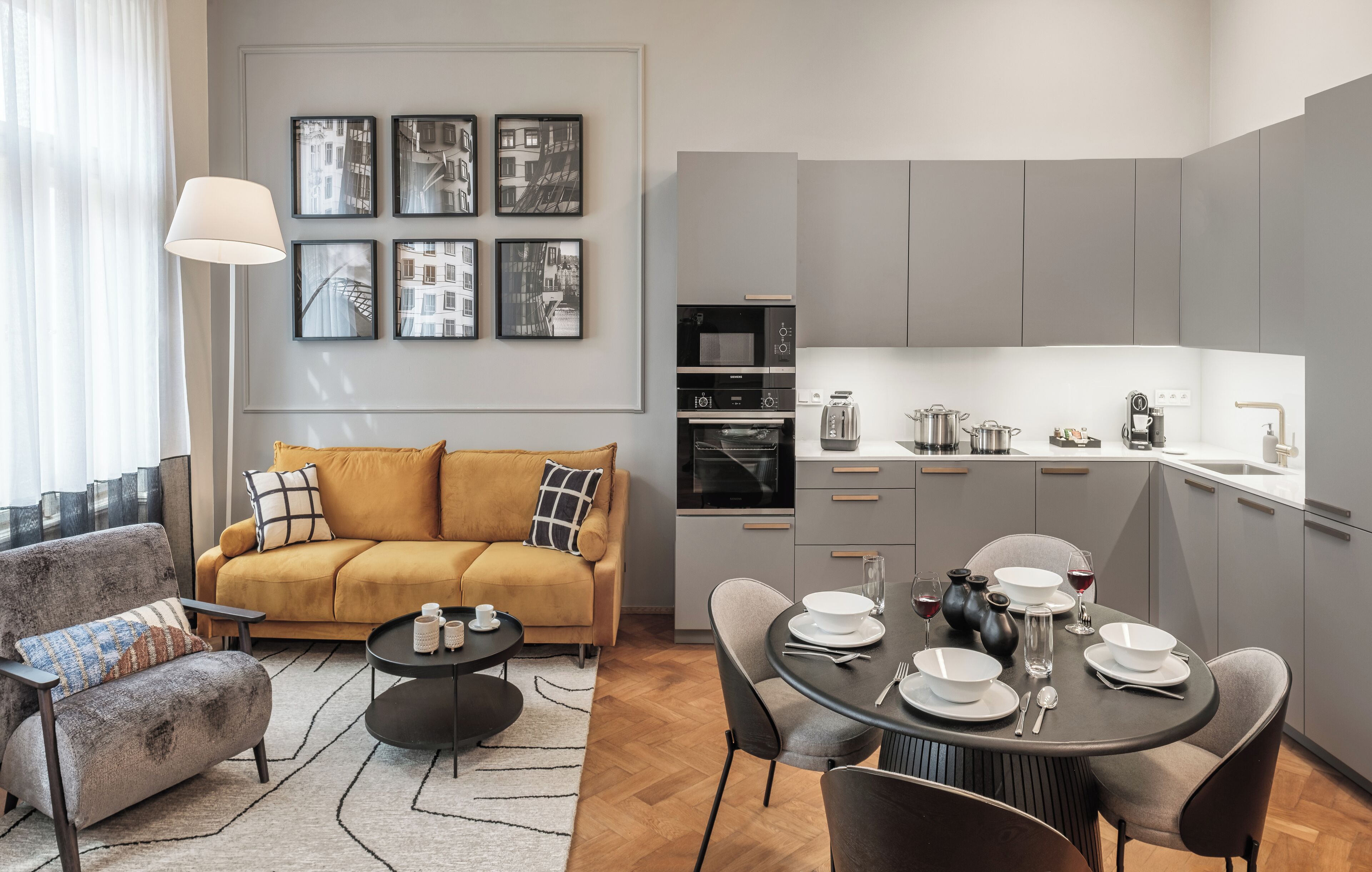 Un salon moderne avec un canapé, une table basse et un coin repas aménagé pour prendre un repas.