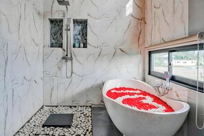 Een douche, handdoeken