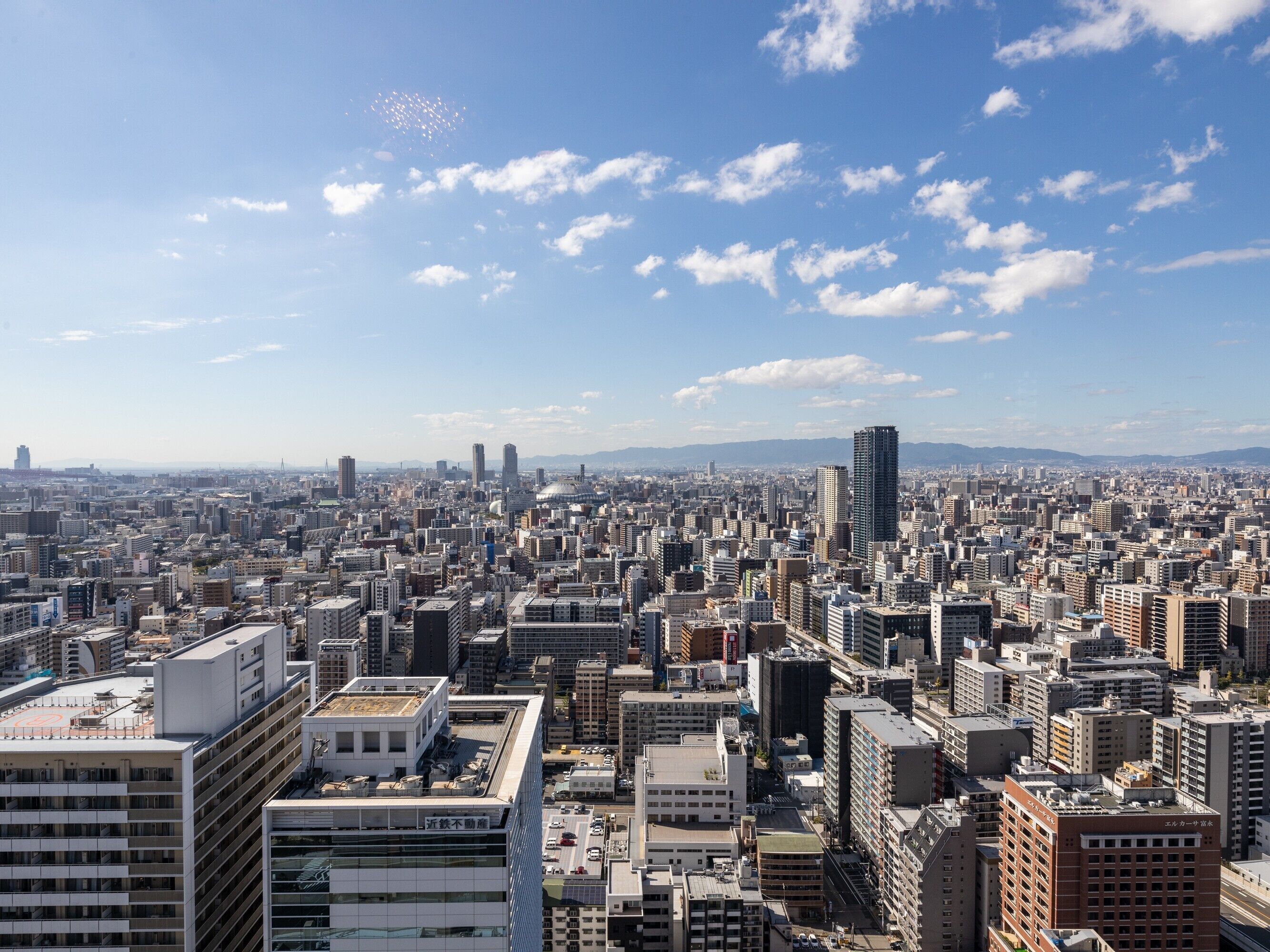 Un paisaje urbano denso con numerosos rascacielos y un cielo despejado.