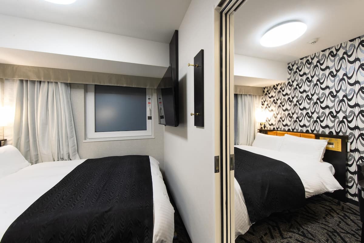 1 bedroom, down duvets, desk, laptop workspace