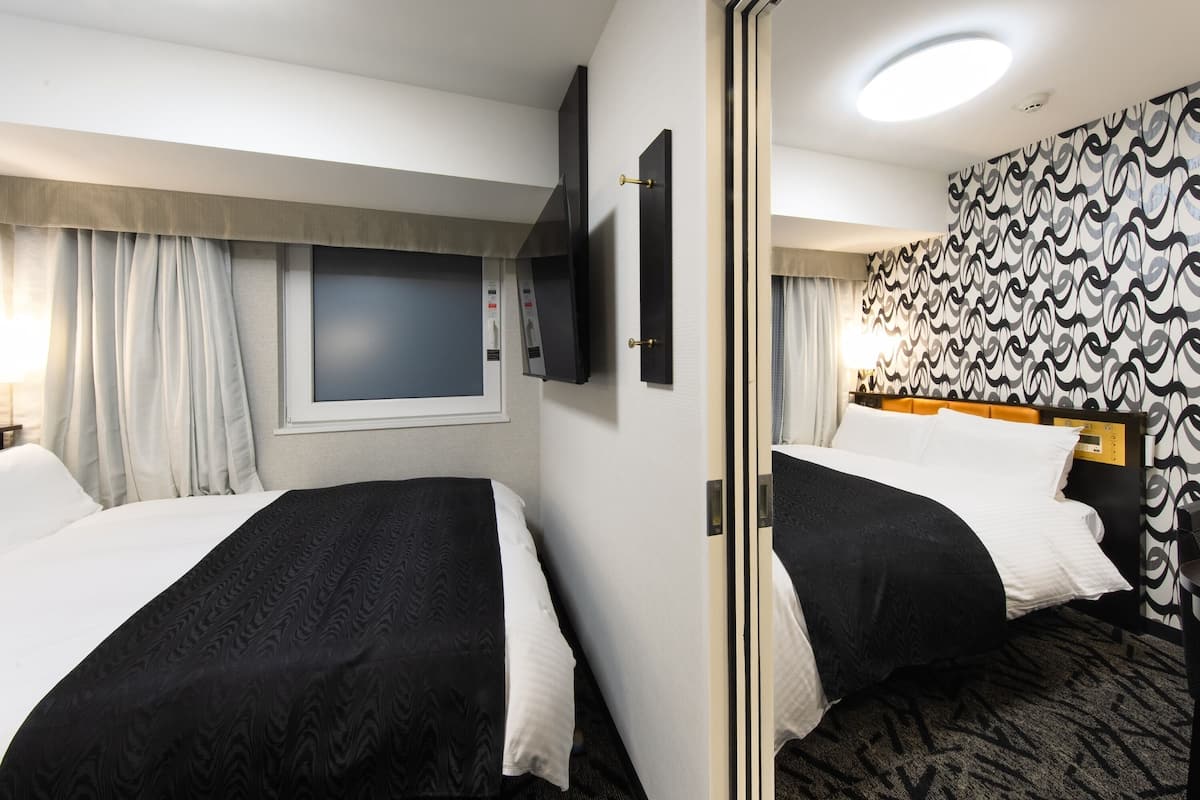 1 bedroom, down duvets, desk, laptop workspace