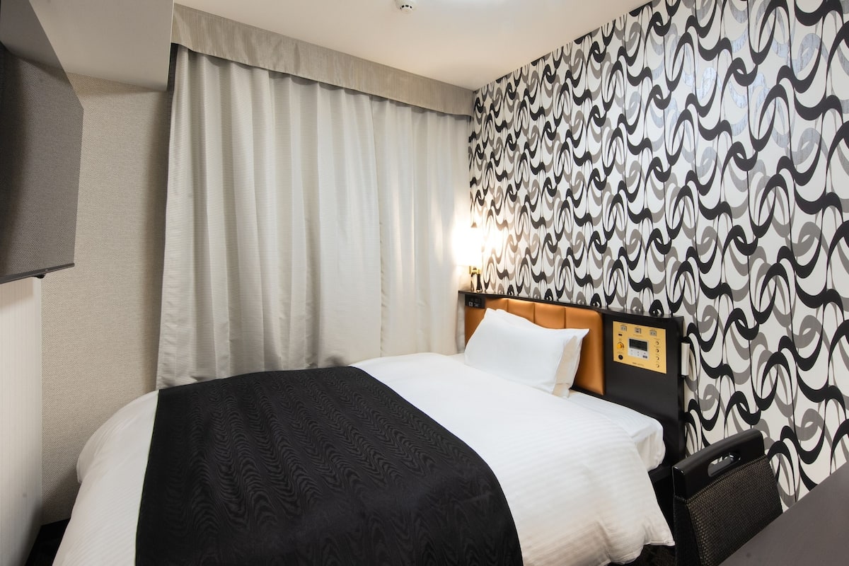 1 bedroom, down duvets, desk, laptop workspace