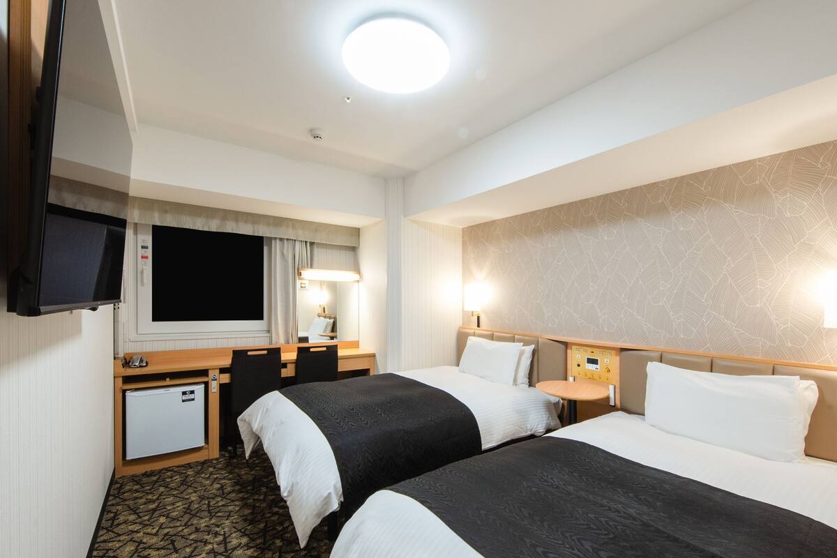 1 bedroom, down duvets, desk, laptop workspace
