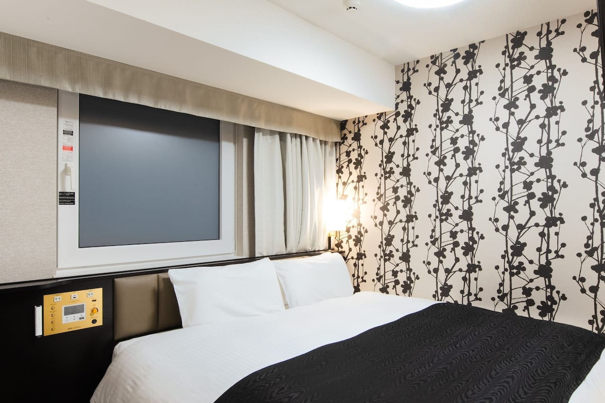 1 bedroom, down duvets, desk, laptop workspace