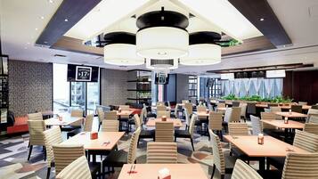 2 restaurants, serveren ontbijt