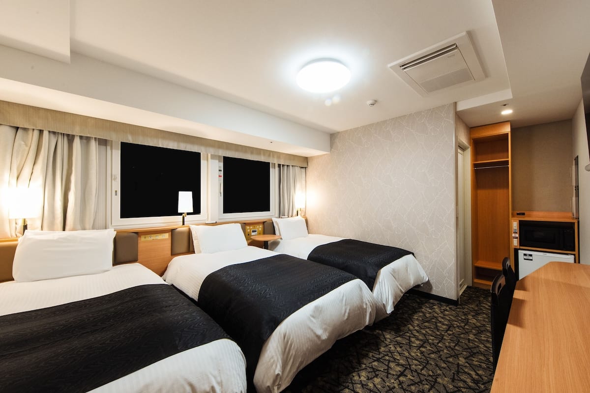 1 bedroom, down duvets, desk, laptop workspace