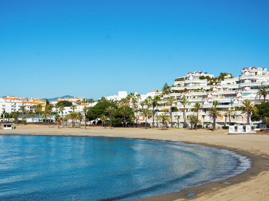 Ubicación a pie de playa y 5 bares en la playa