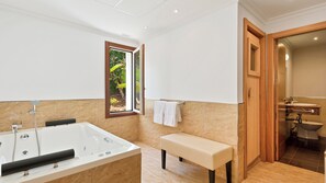 Vil·la, 6 dormitoris, piscina privada | Bany | Banyera i dutxa independents, assecador de cabells, tovalloles i sabó 