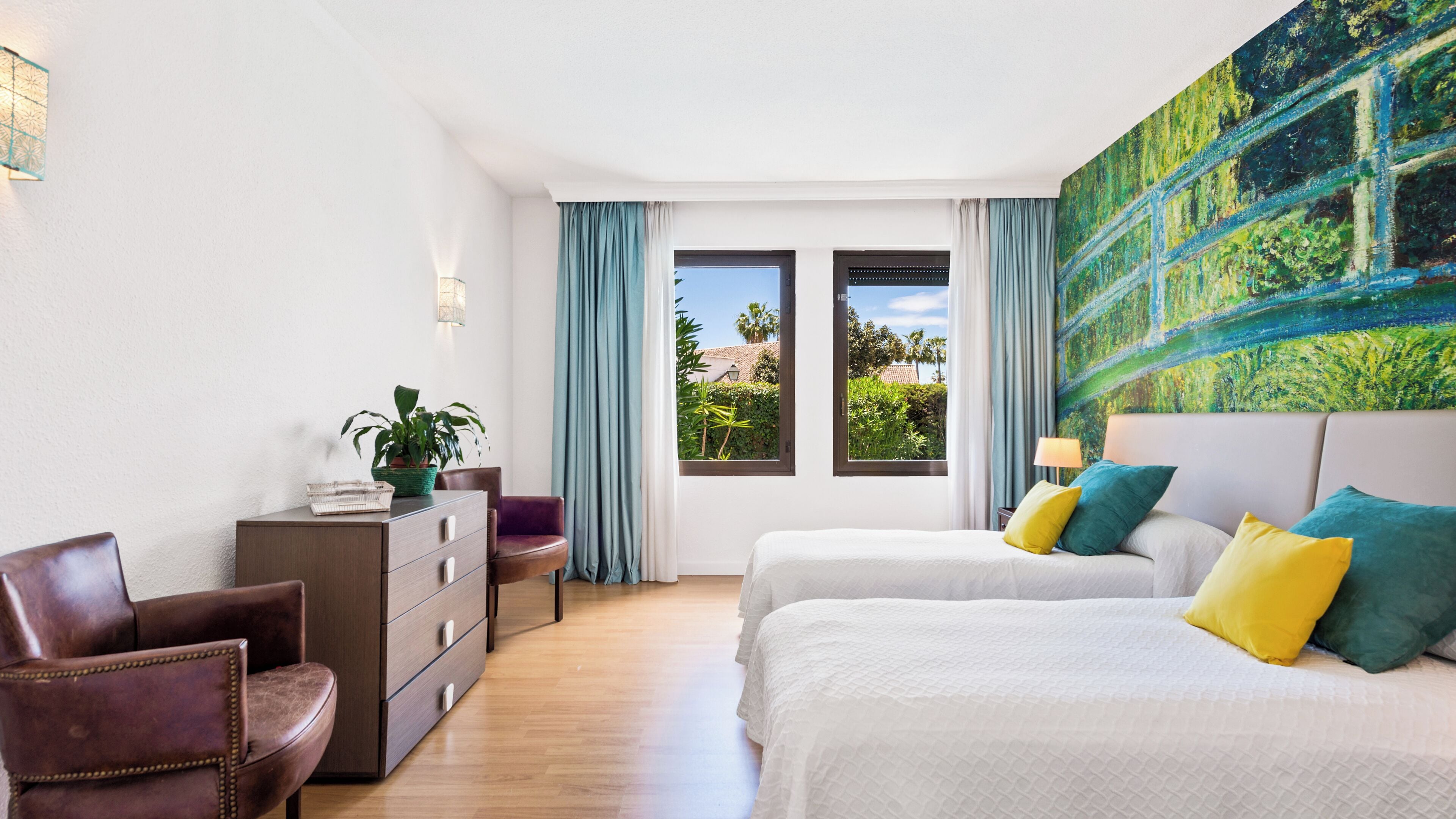 Caja de seguridad en la habitación y escritorio 