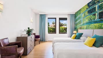 Caja de seguridad en la habitación y escritorio