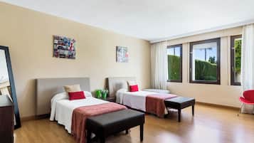 6 bedrooms, in-room safe, desk, laptop workspace