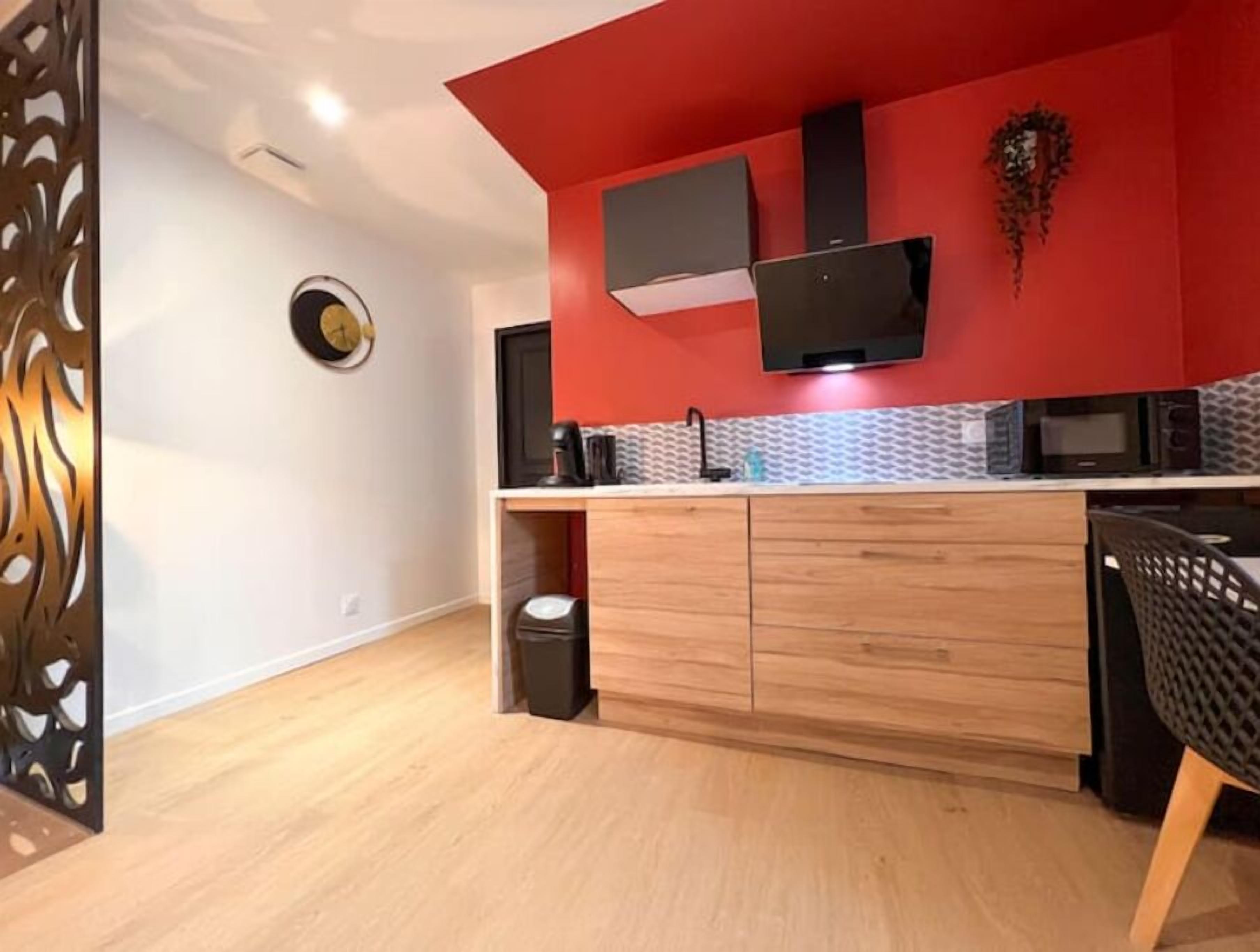 Frigorifero, microonde, piano cottura, macchina per tè/caffè