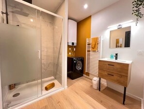 Jetted tub, hair dryer, towels, soap