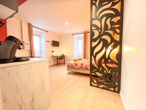 1 chambre, bureau, fer et planche à repasser, Wi-Fi gratuit