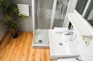Shower, hair dryer, towels - Gasthof zum Ritter (Ulm)