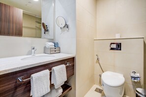 Regadera, toallas, jabón, shampoo