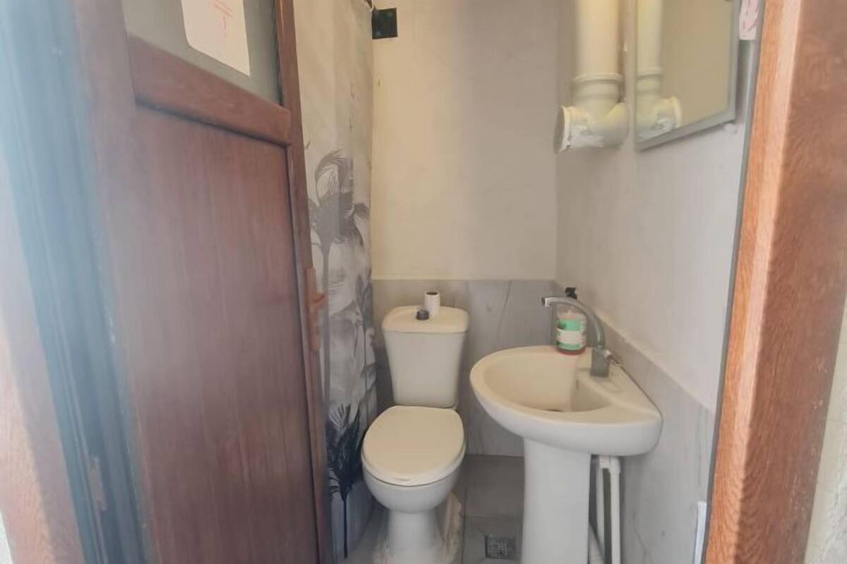 Badrum | Bubbelbadkar, duschhuvud med massagefunktion och lyxtoalettartiklar