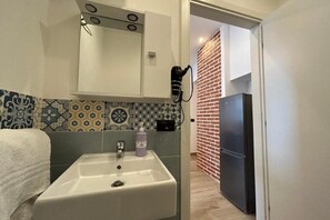 Shower, hair dryer, bidet, towels - Dimora Palermo (Palermo)