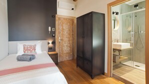 Comfort Room | In-room safe, desk, laptop workspace, WiFi (free) - ANNAMA Coliving (Brescia)