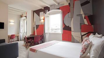 Deluxe-Studio | Zimmersafe, individuell dekoriert, Schreibtisch