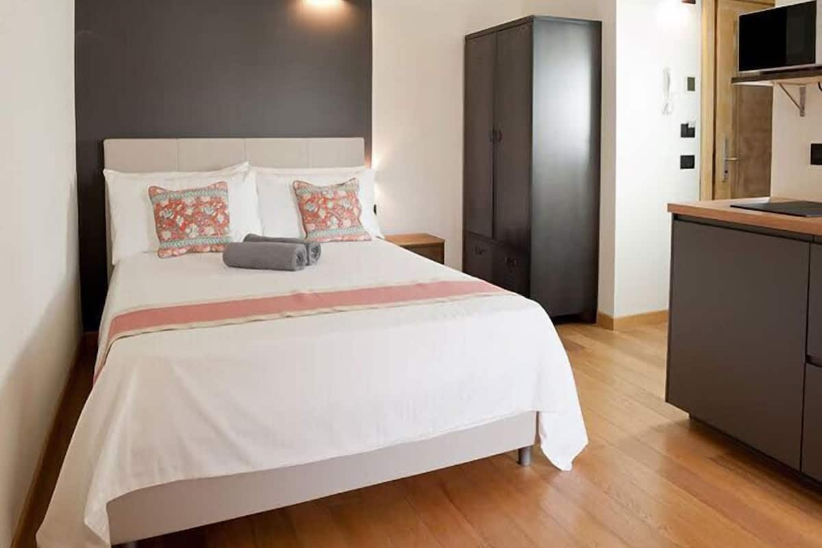 Romantic Studio | In-room safe, individually decorated, desk, laptop workspace