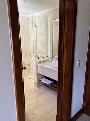 Departamento, vista al lago, junto a la playa | Baño | Secadora de cabello, bidet, toallas 