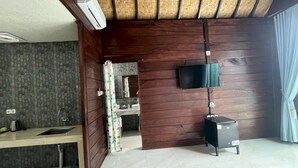A bathroom with a shower, a sink, and a mirror. - Belvilla Darshana Bali Zoo (Batubulan)