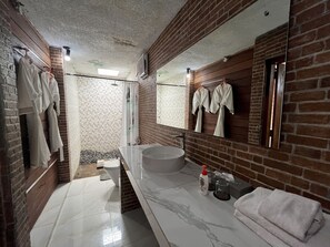 Deluxe-Villa | Badezimmer | Dusche, Handtücher
