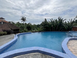 Una piscina al aire libre