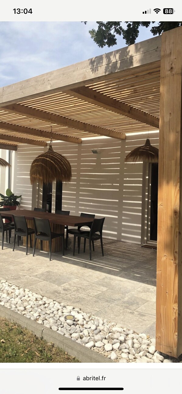 Outdoor dining - Maison Contemporaine au Cœur de la Provence Entre Aix en Provence et Marseille (Belcodène)