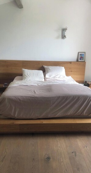 4 habitaciones, escritorio y tabla de planchar con plancha 