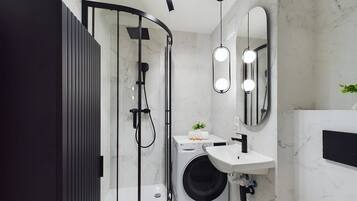 Douche, sèche-cheveux, serviettes fournies, shampoing