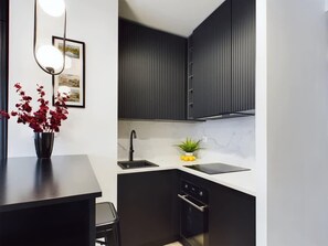 Fridge, oven, stovetop, dishwasher - Szekspira 4 | Modern Studio | Warsaw (Warszawa)