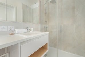 Douche, sèche-cheveux, serviettes fournies, shampoing