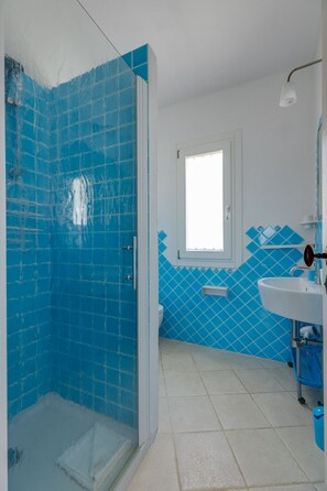 Dusche, Haartrockner, Bidet, Handtücher