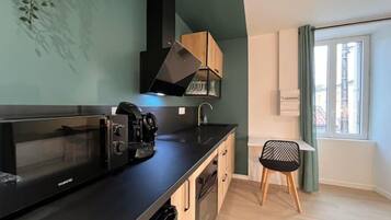 Coffee/tea maker, fridge, microwave, stovetop