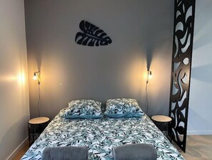 1 bedroom, desk, iron/ironing board, free WiFi - 1 Bedroom Apartment in Fontenay-le-Comte (Fontenay-le-Comte)