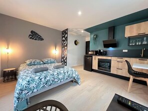 1 bedroom, desk, iron/ironing board, free WiFi - 1 Bedroom Apartment in Fontenay-le-Comte (Fontenay-le-Comte)