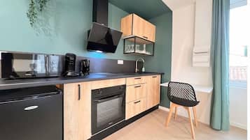 Coffee/tea maker, fridge, microwave, stovetop