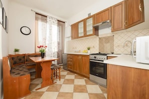 Fridge, microwave, oven, stovetop - Comfortable Apartment | Close to Forest and Metro, Balcony (Warszawa)