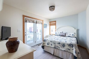 6 bedrooms, iron/ironing board, WiFi, bed sheets