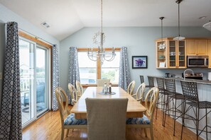 Dining - Walk to Beach w Pool, GameRm, Summer Availability! (Corolla)